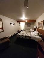 Going-To-The-Sun Inn & Suites