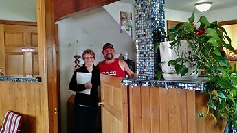 Going-To-The-Sun Inn & Suites