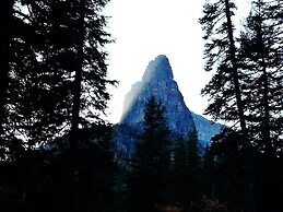 Going-To-The-Sun Inn & Suites