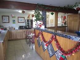 Going-To-The-Sun Inn & Suites