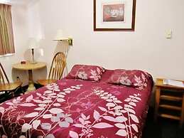 Going-To-The-Sun Inn & Suites