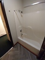 Going-To-The-Sun Inn & Suites