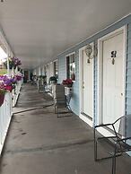 Going-To-The-Sun Inn & Suites