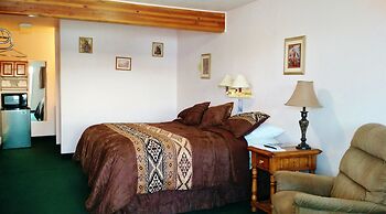 Going-To-The-Sun Inn & Suites