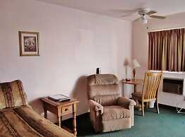 Going-To-The-Sun Inn & Suites