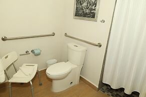Hampton Inn & Suites by Hilton Paraiso