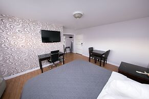 Metropolitan Inn & Suites