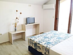 Studios & Apartments Efrosini