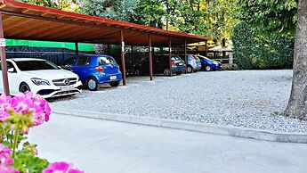 Studios & Apartments Efrosini