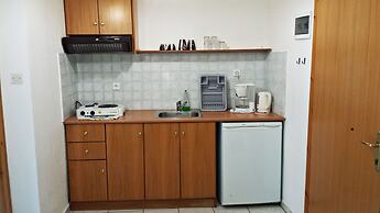 Studios & Apartments Efrosini