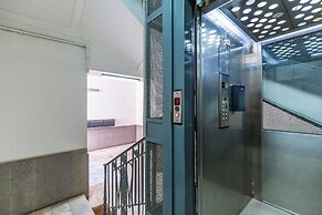 Red Comfort Flat Near Garibaldi Station