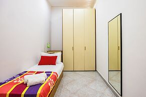 Red Comfort Flat Near Garibaldi Station