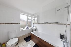 4 Bd House - Sleeps 8 With Garden & Parking