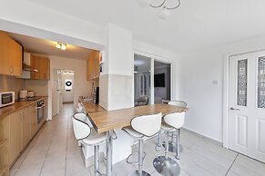 4 Bd House - Sleeps 8 With Garden & Parking