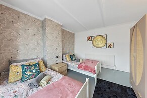 4 Bd House - Sleeps 8 With Garden & Parking
