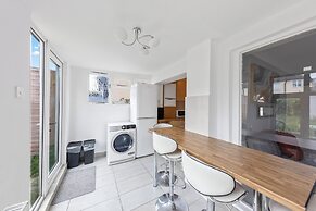 4 Bd House - Sleeps 8 With Garden & Parking