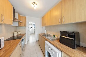 4 Bd House - Sleeps 8 With Garden & Parking