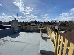 4 Bd House - Sleeps 8 With Garden & Parking
