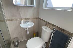 4 Bd House - Sleeps 8 With Garden & Parking