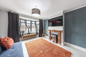 4 Bd House - Sleeps 8 With Garden & Parking