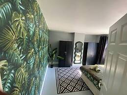 4 Bd House - Sleeps 8 With Garden & Parking