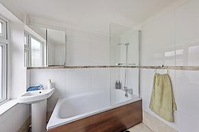4 Bd House - Sleeps 8 With Garden & Parking