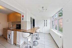 4 Bd House - Sleeps 8 With Garden & Parking