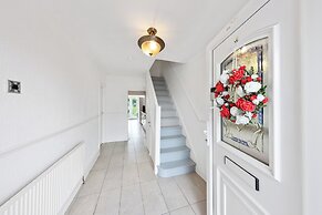 4 Bd House - Sleeps 8 With Garden & Parking
