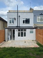 4 Bd House - Sleeps 8 With Garden & Parking