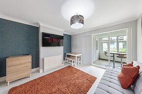 4 Bd House - Sleeps 8 With Garden & Parking