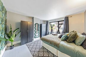 4 Bd House - Sleeps 8 With Garden & Parking