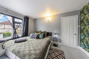 4 Bd House - Sleeps 8 With Garden & Parking