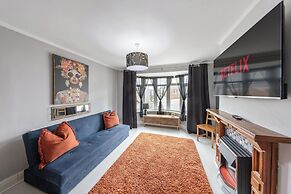 4 Bd House - Sleeps 8 With Garden & Parking