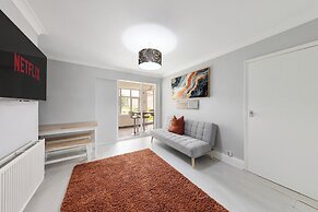 4 Bd House - Sleeps 8 With Garden & Parking