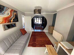 4 Bd House - Sleeps 8 With Garden & Parking
