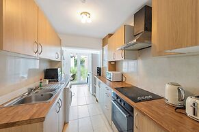 4 Bd House - Sleeps 8 With Garden & Parking