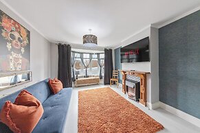 4 Bd House - Sleeps 8 With Garden & Parking
