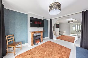 4 Bd House - Sleeps 8 With Garden & Parking