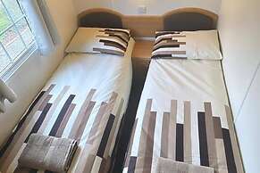 Llanarmon-yn-ial 3-bed Caravan, Sleeps 6