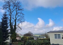 Llanarmon-yn-ial 3-bed Caravan, Sleeps 6