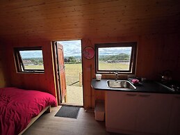 1 Bed Hut - Sleeps 2 - Parking - Smoking
