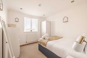 Spacious 6 Bedroom House in Maidenhead/ Windsor