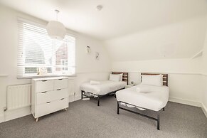 Spacious 6 Bedroom House in Maidenhead/ Windsor