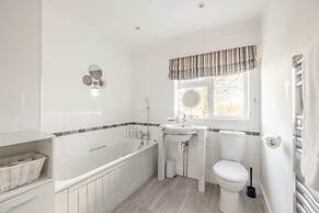 Spacious 6 Bedroom House in Maidenhead/ Windsor