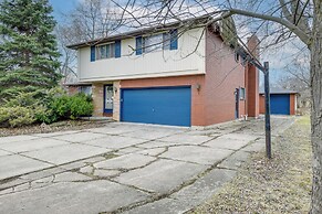 Deck & Seasonal Pool: Spacious Home Near Buffalo!