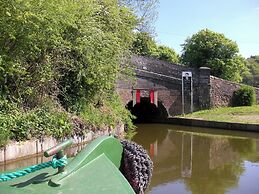 Stone - Boat - Sleeps 2 - Pet Friiendly- 85ws