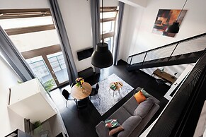 Modern Loft with Balcony Close to Center