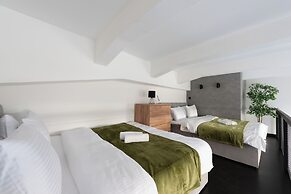 Modern Loft with Balcony Close to Center