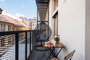 Modern Loft with Balcony Close to Center