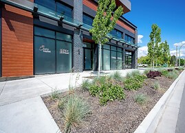 AQUA Corner Unit w Amazing View 614